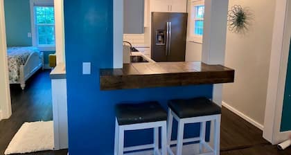 WalkToTown : Pets, lakes, golf, and bikes nearby!