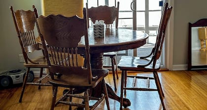 Charming 2-bedroom cottage on serene Seneca Lake! Close to wineries, waterfalls!