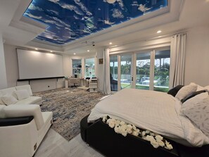 6 Schlafzimmer, Schreibtisch, Bügeleisen/Bügelbrett, Reisekinderbett