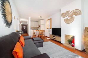 Appartement familial, 2 chambres, non-fumeur | Aire de séjour | Téléviseur de 32 po avec télévision par câble