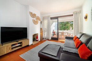 Family Apartment, 2 Bedrooms, Non Smoking | Living area | 32-inch TV with cable channels