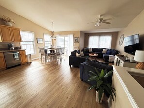 Smart TV - Spacious 4-bedroom, 3 bath townhome with pool close to convention center (Wildwood)