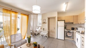 Eine moderne Wohnung mit Balkon, Essbereich, Küche und Wohnzimmer.