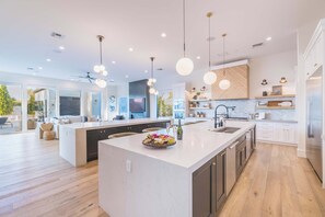 Réfrigérateur, four, plaque de cuisson, lave-vaisselle