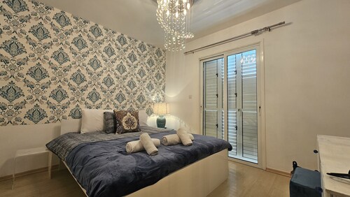 27 NIC - Stay Alex s House