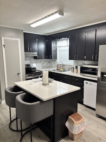 Microwave, oven, stovetop, dishwasher. Charming 3-bedroom building with WiFi, AC, Garage and porch in tranquil Cuthbert