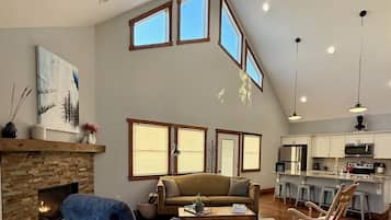 TV connectée, cheminée, livres