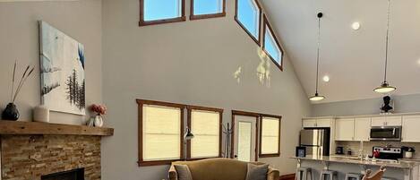 Älytelevisio, takka, kirjoja