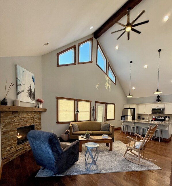 Smart TV, chimenea y libros