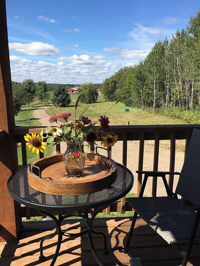 Envisage Retreat: Cozy 2nd-Floor 'Coach House' Lodge for Serenity & Rejuvenation