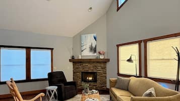 TV connectée, cheminée, livres