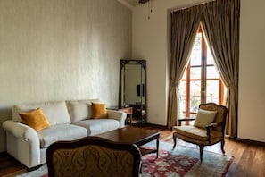 Premium Room | Ruang tamu | 55 inci sebuah televisyen pintar dengan digital, buku-buku 
