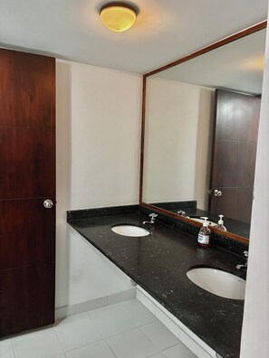 Douche, sèche-cheveux, serviettes fournies, papier toilette