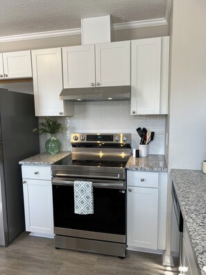 Kjøleskap, mikrobølgeovn og oppvaskmaskin