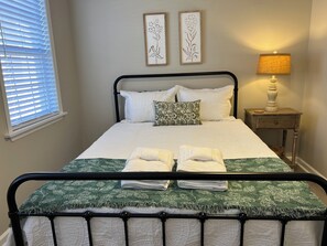 4 bedrooms, iron/ironing board, WiFi, bed sheets
