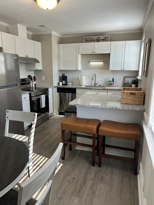 Kjøleskap, mikrobølgeovn og oppvaskmaskin