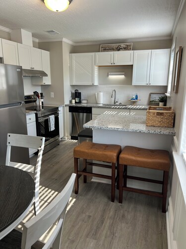 Spacious 4Bed/2Bath:Newly Refurbished: 2 Floors w/2 Living Rooms: 15 Min to GOLF