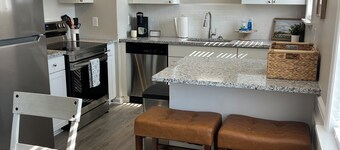 Spacious 4Bed/2Bath:Newly Refurbished: 2 Floors w/2 Living Rooms: 15 Min to GOLF