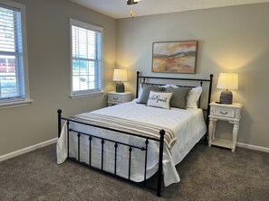 4 bedrooms, iron/ironing board, WiFi, bed sheets - Spacious 4Bed/2Bath:Newly Refurbished: 2 Floors w/2 Living Rooms: 15 Min to GOLF (Augusta)