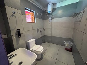 Quarto casal luxo, sacada, vista para a cidade | Banheiro | Produtos de toalete grátis, toalhas de banho, sabonete, shampoo