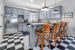 Grille-pain, distributeur de glaçons, tables à manger