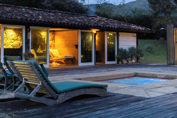 Outdoor spa tub - Engenho Lodge (Lima Duarte)