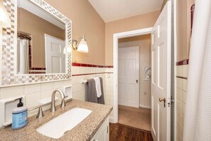 Condo, várias camas, cozinha, vista para o jardim (Kenwood Keys Suites) | Banheiro | Chuveiro/banheira combinados, secador de cabelo, toalhas de banho