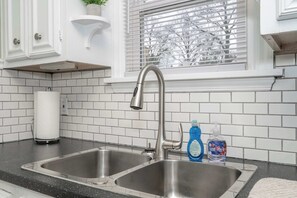 Appartement, Meerdere bedden, keuken, uitzicht op tuin (Kenwood Keys Suites) | Interieur