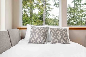 2 bedrooms, free WiFi, bed sheets - SS#3 Paddler-Cozy, Modern, Spring Cove View, Sauna (Ucluelet)