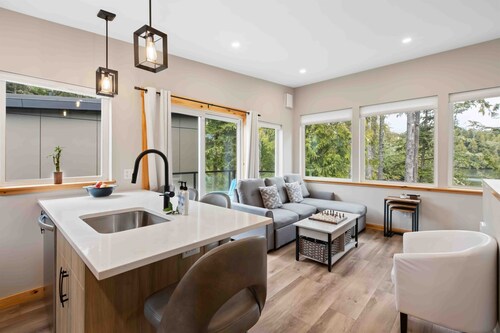 SS#5-Shortboarder-Spring Cove View, Sauna, Hikes!