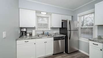 Condo, Multiple Beds, Kitchen, City View (Kenwood Keys 1) | Private kitchen | Fridge, microwave, oven, stovetop