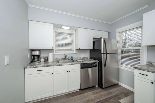 Condo, varias camas, cocina, vista a la ciudad (Kenwood Keys 1) | Cocina privada | Refrigerador, microondas, horno y parrilla de estufa 