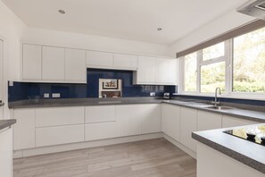 Fridge, microwave, oven, dishwasher - Spacious 5‑Bedroom Detached St Andrews Home with Garden, Parking & Pet‑Friendly Family Space (St Andrews)