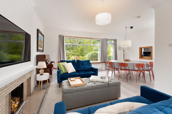 Living area - Spacious 5‑Bedroom Detached St Andrews Home with Garden, Parking & Pet‑Friendly Family Space (St Andrews)