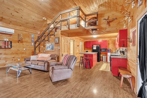 NEW! Hillside Hideaway 2-Bedroom Cabin
