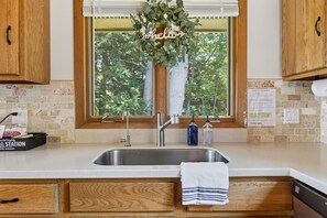 Kjøleskap, mikrobølgeovn, ovn og oppvaskmaskin