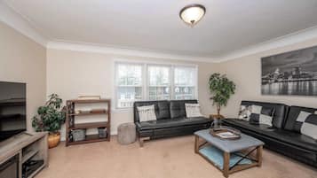 Condo, Multiple Beds, Kitchen, Garden View (Kenwood Keys 2) | Living area | 42-inch flat-screen TV with digital channels