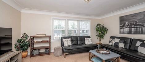 Condo, Multiple Beds, Kitchen, Garden View (Kenwood Keys 2) | Living area