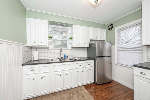 Apartment, Mehrere Betten, Küche, Gartenblick (Kenwood Keys 2) | Eigene Küche | Kühlschrank, Mikrowelle, Herdplatte, Geschirrspüler