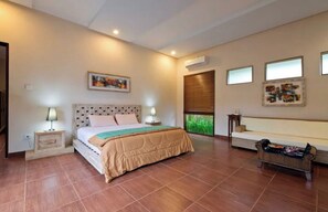 4 soverom, strykejern/-brett, wi-fi (inkludert) og sengetøy