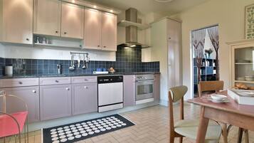 Een koelkast, een vaatwasser, een koffiezetapparaat/waterkoker