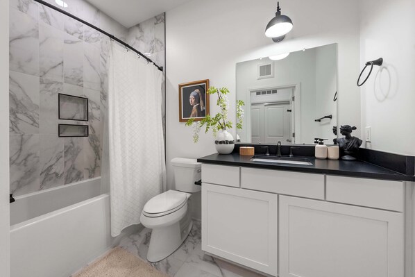 Studiolejlighed - 1 queensize-seng - køkken (Bridge Park Luxe - 29-night min) | Badeværelse