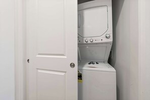 Studio, 1 Katil Ratu (Queen), Kitchen (Bridge Park Luxe - 29-night min) | Bahagian dalam