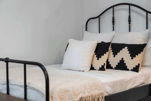 Studiolejlighed - 1 queensize-seng - køkken (Bridge Park Luxe - 29-night min) | 1 soveværelse, gratis Wi-Fi