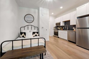 Studio, 1 giường cỡ queen, bếp (Bridge Park Luxe - 29-night min) | 1 phòng ngủ, truy cập Internet không dây miễn phí