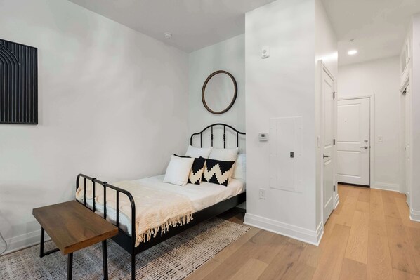 Studiolejlighed - 1 queensize-seng - køkken (Bridge Park Luxe - 29-night min) | Gratis Wi-Fi