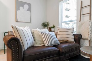 Studio, 1 Queen-Bett, Küche (Bridge Park Luxe - 29-night min) | Wohnbereich | Fernseher