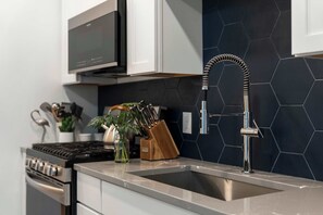 Studiolejlighed - 1 queensize-seng - køkken (Bridge Park Luxe - 29-night min) | Privat køkken | Køleskab, mikrobølgeovn, ovn, kogeplade