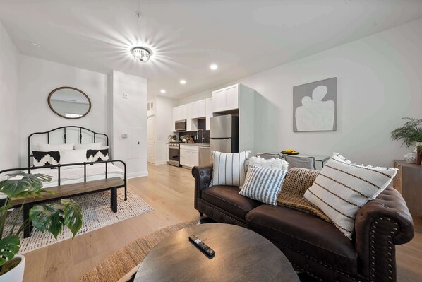 Studio, 1 Tempat Tidur Queen, dapur (Bridge Park Luxe - 29-night min) | Area keluarga | TV