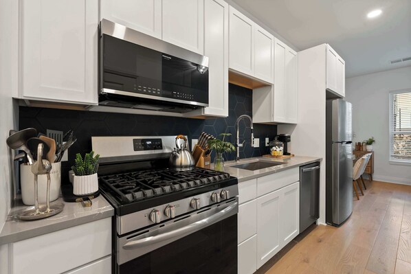 Studio, 1 Queen Bed, Kitchen (Bridge Park Luxe - 29-night min) | Private kitchen | Fridge, microwave, oven, stovetop